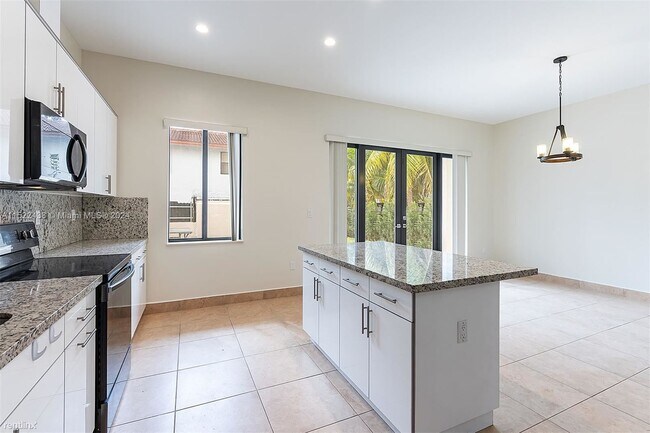 Building Photo - 3 br, 2.5 bath House - 3070 NW 14th St # B