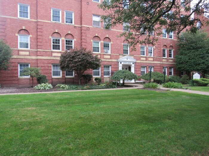 Foto principal - Spacious 1BD Condo in Heart of Shaker Hts!