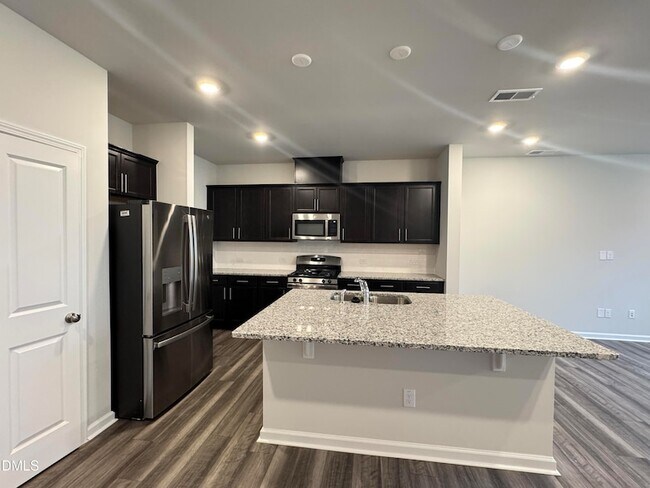 Foto del edificio - 523 Hester Rd