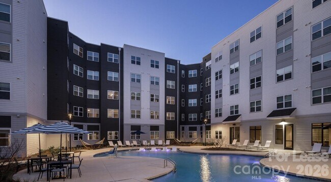 Foto del edificio - 8424 N Tryon St