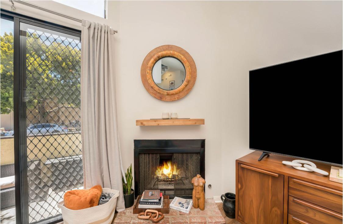 Foto principal - 19355 Sherman Way
