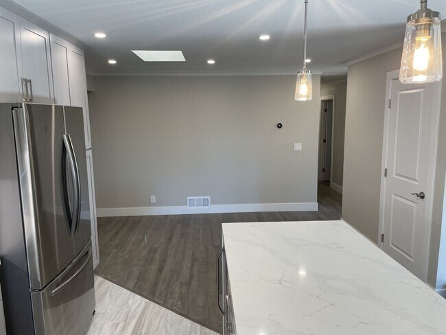 Building Photo - MOVE IN PROMO!! Move in by Feb 14th $200.0...