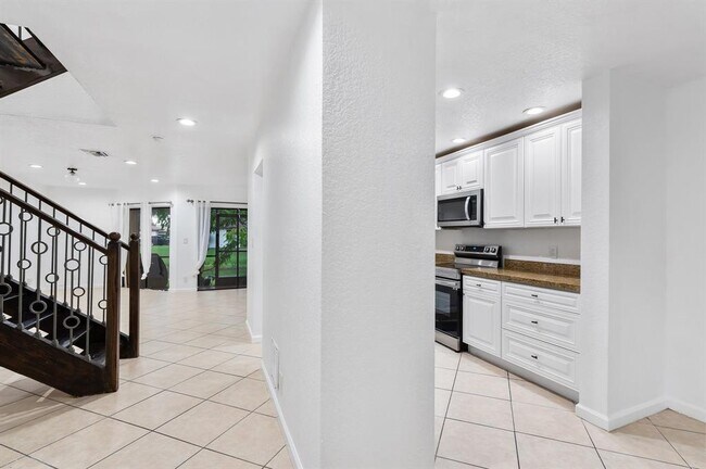 Building Photo - 1693 Cypress Pointe Dr