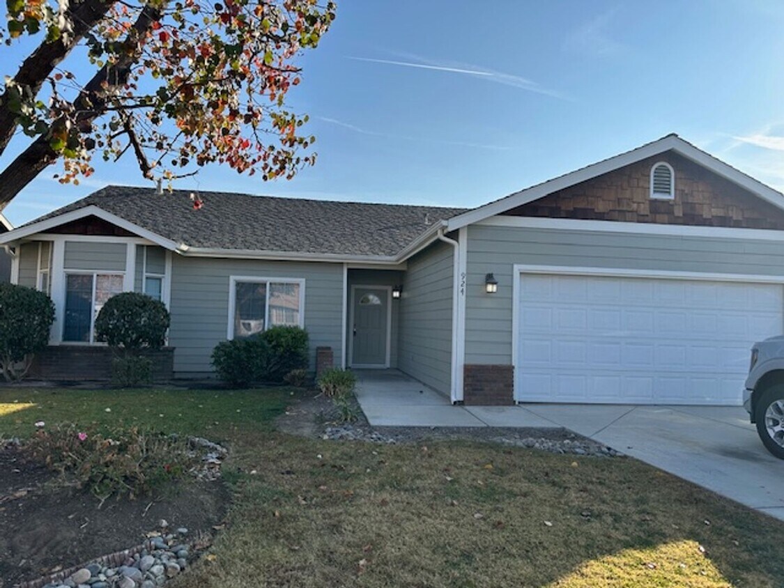 924 N Cottage St, Porterville, CA 93257 House Rental in Porterville, CA