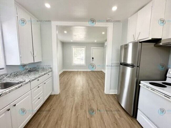 Building Photo - Rent Price dropped to $1,397!!! Cozy Brick...