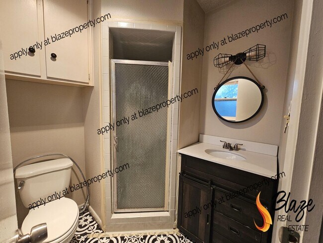 Building Photo - Move in before Thanksgiving and treat your...