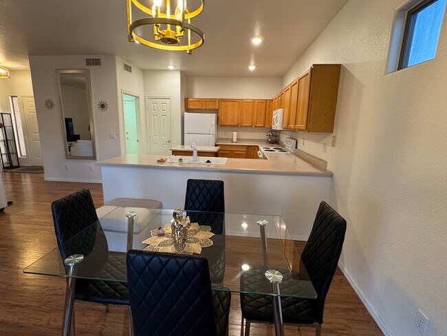 comedor y cocina - 1251 E Runaway Bay Dr