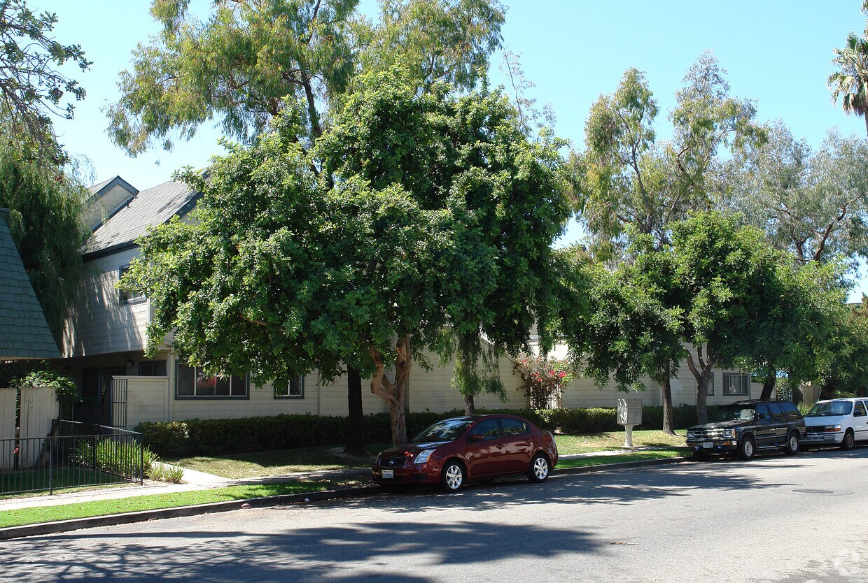 Building Photo - 430-440 Linden Dr