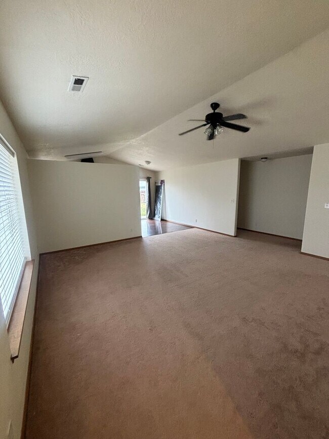 Foto del edificio - SINGLE FAMILY HOME ON STINSON LOOP (PL#11)