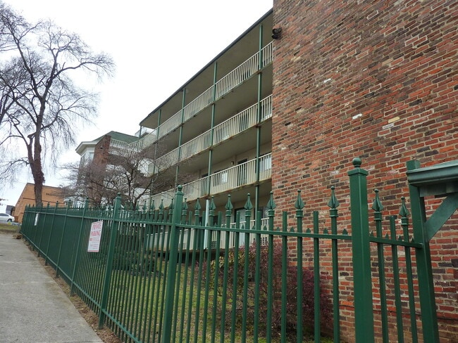 Building Photo - Large 1 Bedroom Condo in Fort Sanders near...
