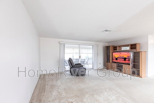 Building Photo - 6860 Kenwood Dr