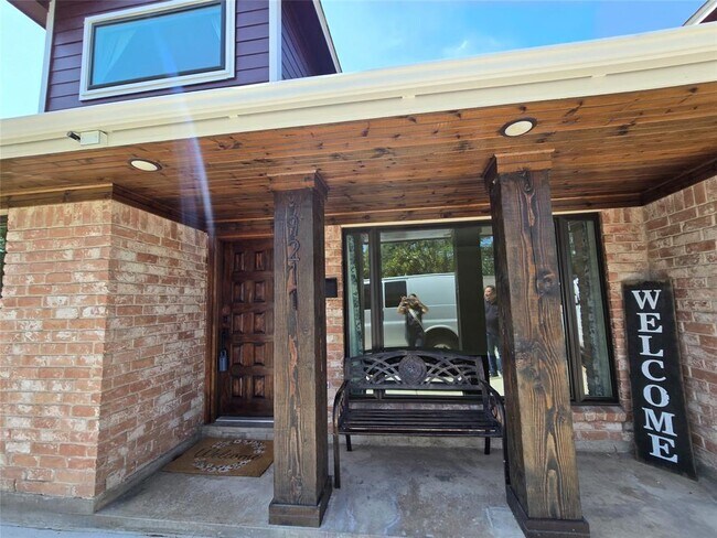 Foto del edificio - 9211 Kempwood Dr