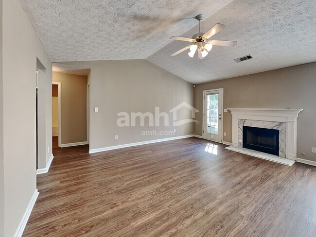 Foto del edificio - 1300 Wilkes Crest Dr