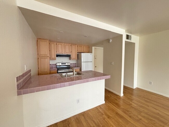 Foto del edificio - Spacious 1BD/1BA Mission Plaza Condo with Resort-Style Amenities in Prime Mission Valley Location