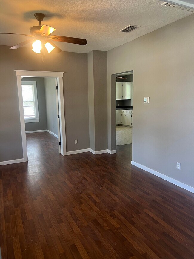 Building Photo - 3100 RR 1869 Unit A