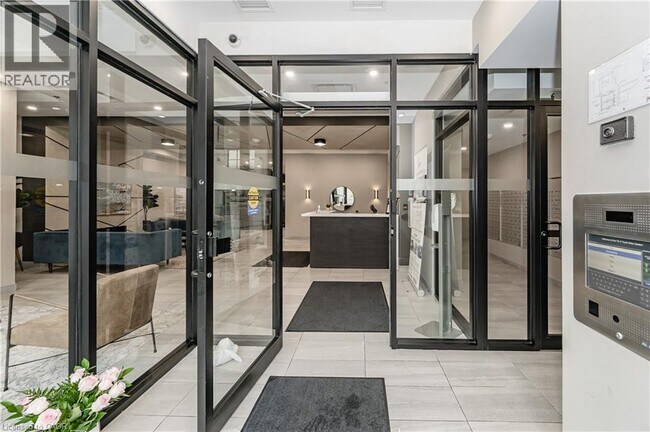 Photo du bâtiment - 60 Charles St W