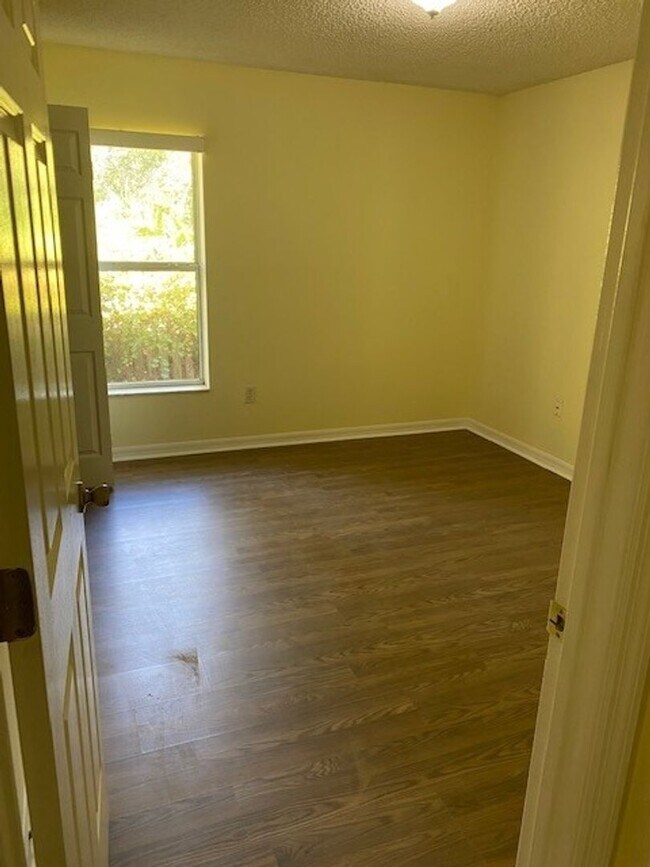 Building Photo - Like new 4/2/2 with screened in porch! Loc...