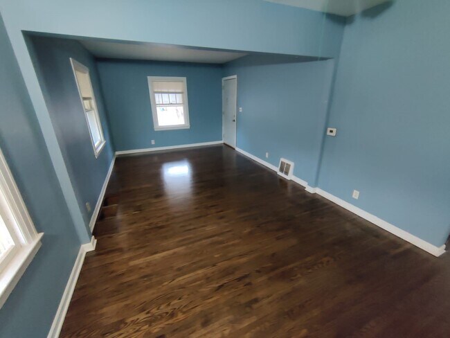Building Photo - 910 5th Ave