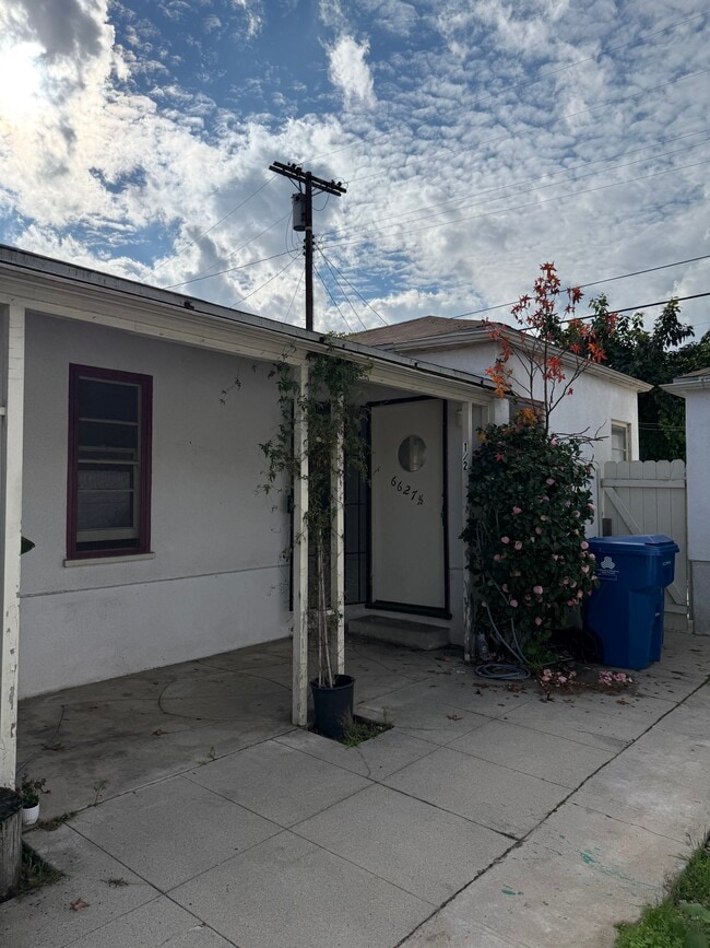 Foto del edificio - 6627 Farmdale Ave