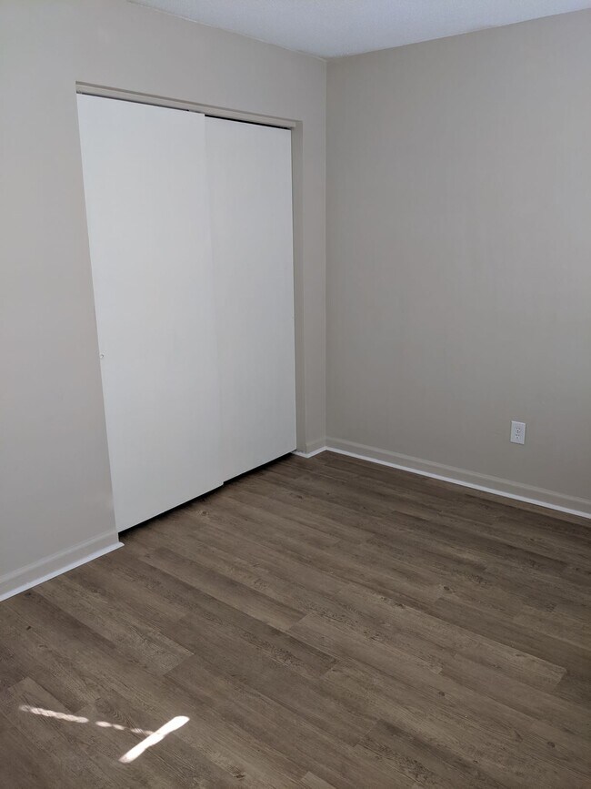 Building Photo - 127 Sanders Ct