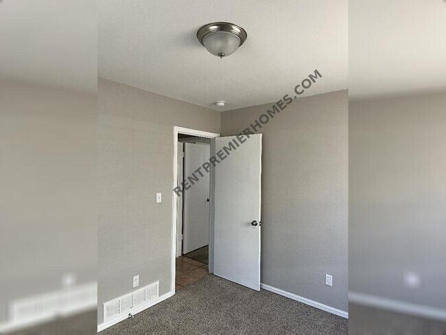 Building Photo - 2621 SW 55th St