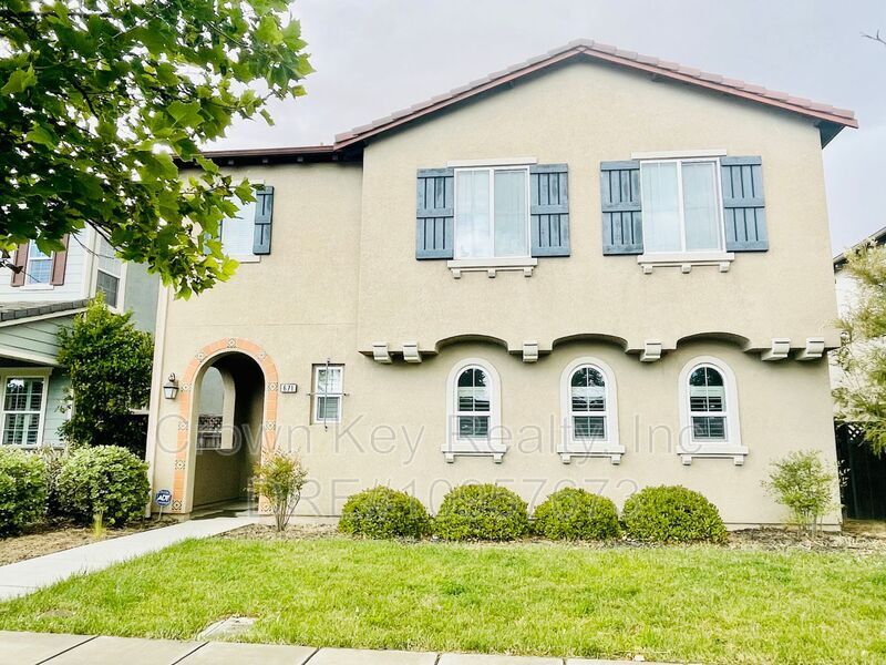 Primary Photo - 671 W Esplanade Dr