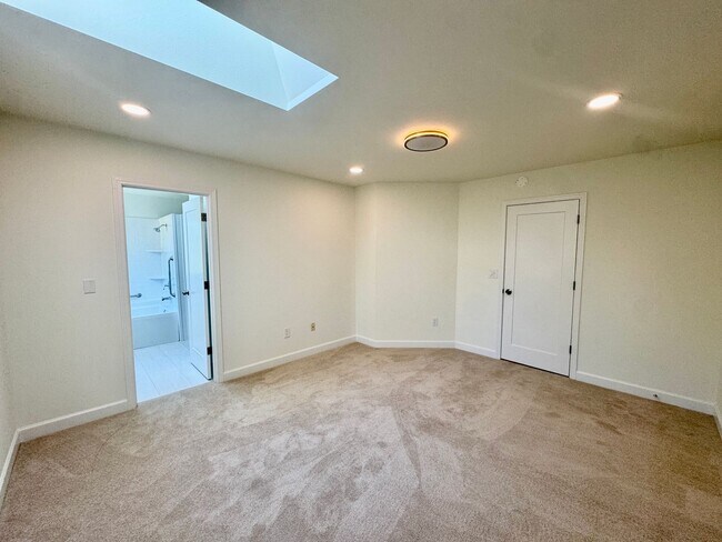 Building Photo - Fantastic Redmond Location!!!