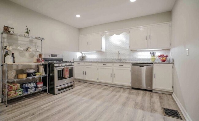 Cocina nueva y renovada con encimeras de granito y electrodomésticos de acero inoxidable. - 4346 Cresson St