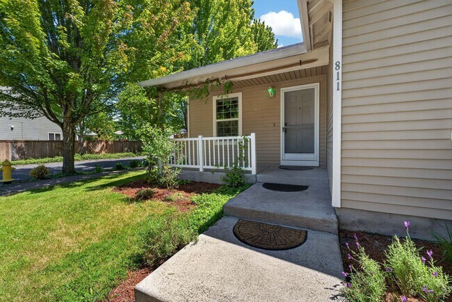 Building Photo - Beautiful Single-Level Home with Private Backyard
