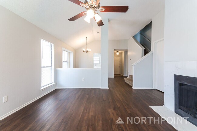 Building Photo - 3 BR/2BA | Updated Single Family Home |  Private backyard | In Dallas!