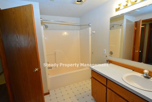Building Photo - Private 4plex in Milton WA