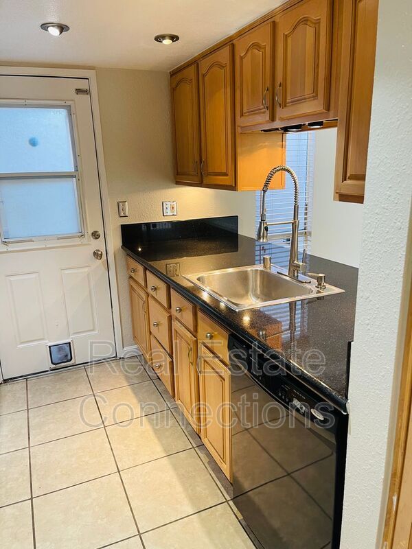 Building Photo - 215 Red Oak Dr W