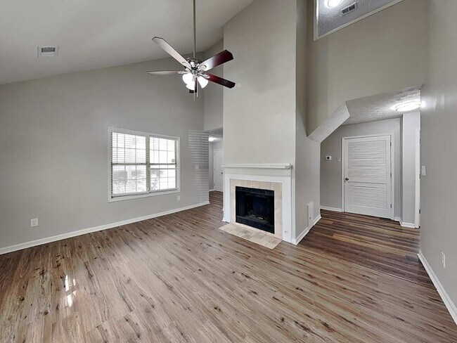 Foto del edificio - 1052 Autumn Crest Dr