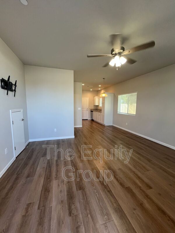 Building Photo - 405 S Summit St