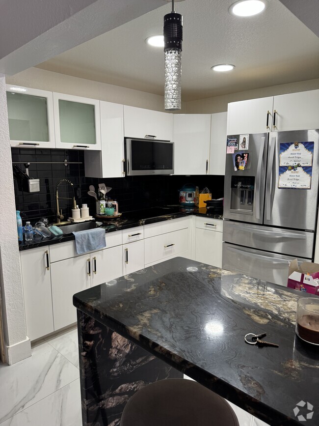 Building Photo - 7120 Fairway Dr