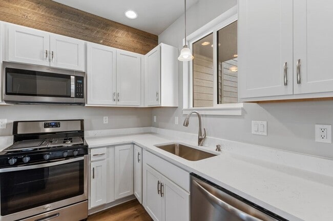 Building Photo - 3 bedroom, 2.5 bath townhome, minutes from...