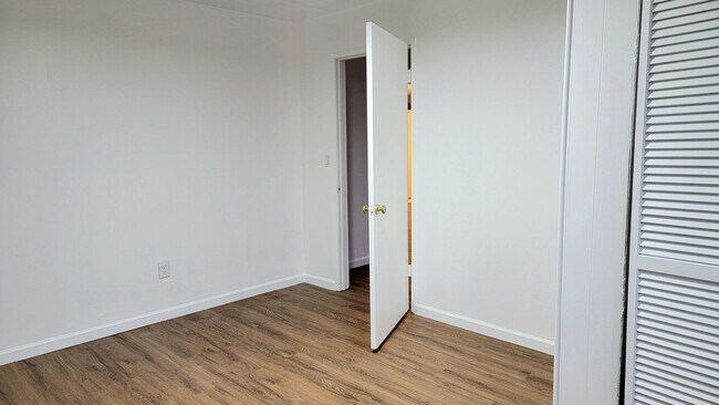 Foto del edificio - Freshly renovated, bright, and spacious, o...