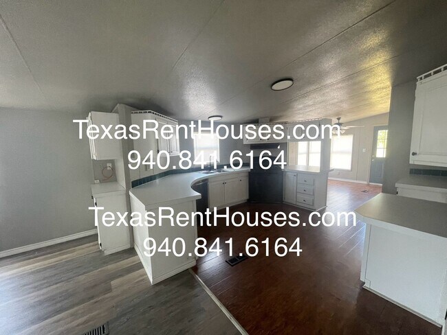 Building Photo - Beautiful Home with fireplace