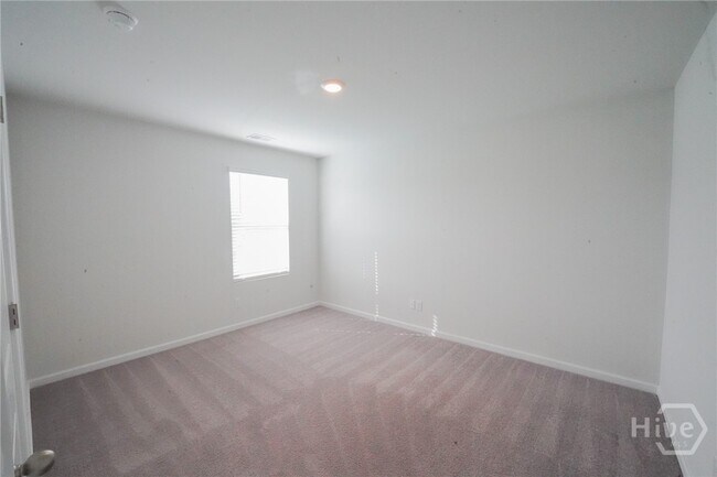 Foto del edificio - 103 Skylark Rd