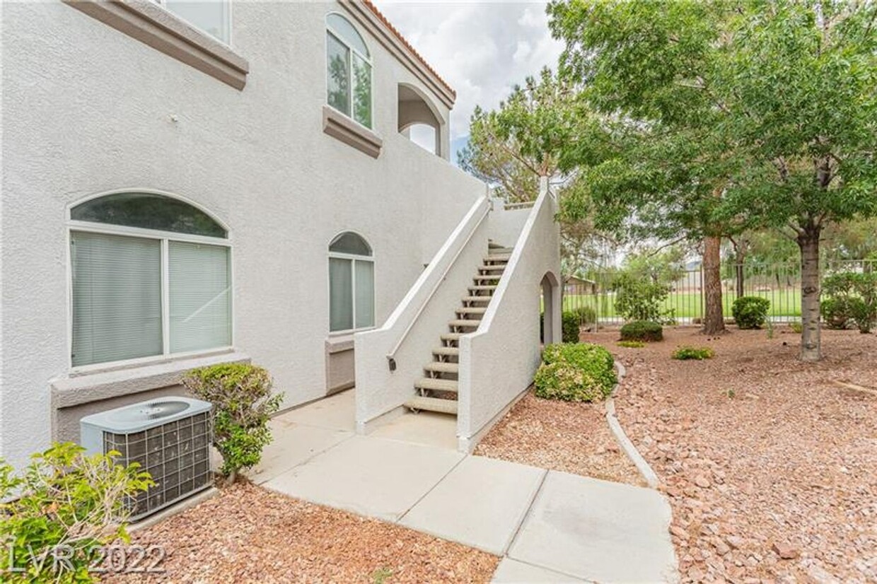 Foto principal - Wonderful 2 bedroom / 2 Bath condo located...