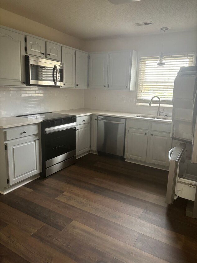 Foto principal - 2 Bedroom Salisbury Townhome