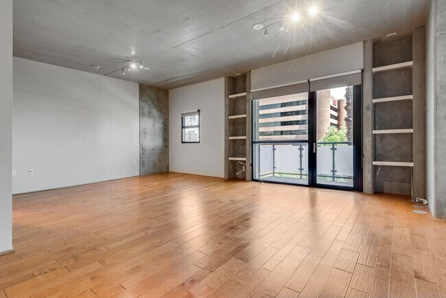 Building Photo - Discover sophisticated high-rise living in this beautifully appointed 1 bd/2ba residence  in the ...