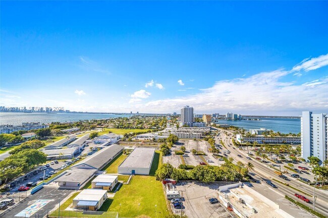 Foto del edificio - 7601 E Treasure Dr