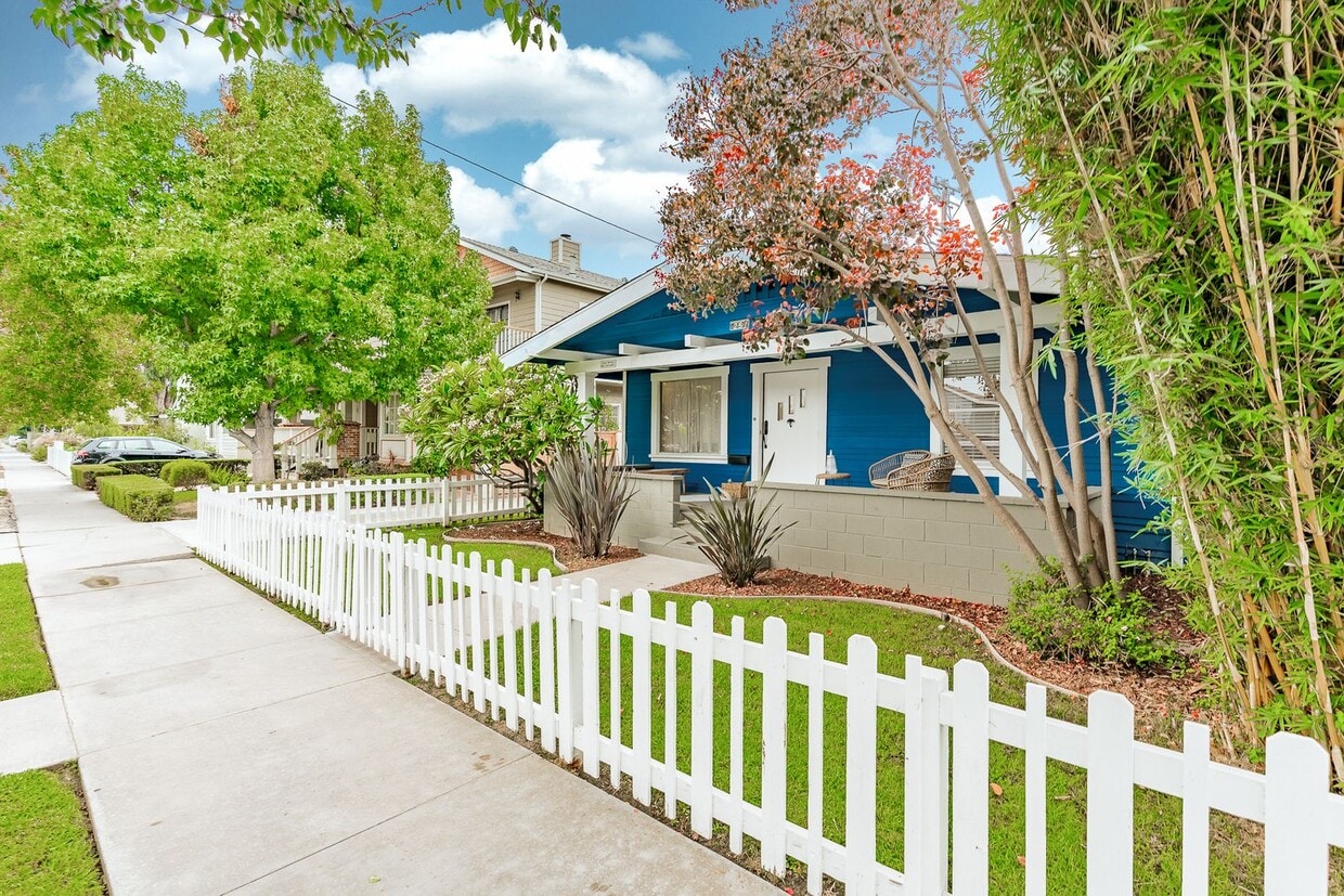 Primary Photo - 257-257 1/2 Newport Ave
