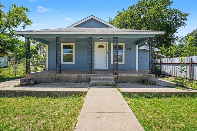Foto del edificio - Charming and move-in ready, this 3-bedroom, 2 full bath home offers comfort, functionality, and a...