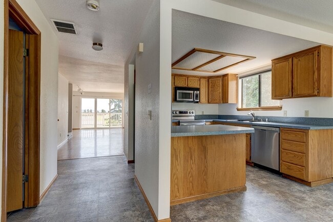 Building Photo - 3 Bedroom 2.5 Bath Waterview Townhome