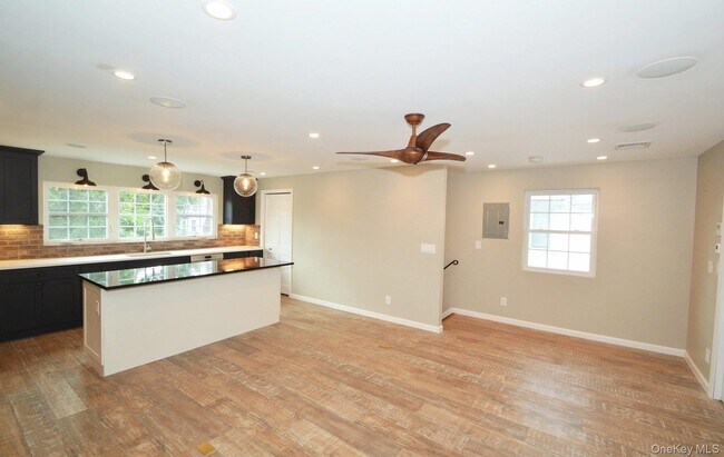 Building Photo - 13 Flower Hill Pl