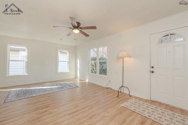 Foto del edificio - 3213 Hollywood Ave