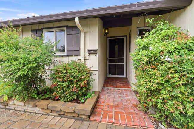 Building Photo - 927 Lorne Way
