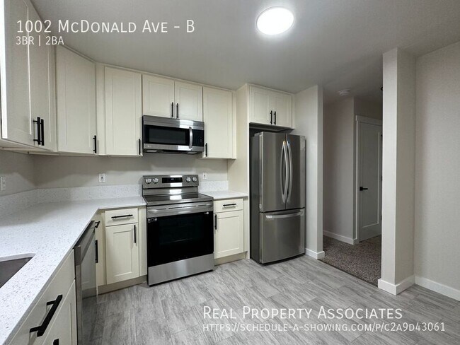 Foto del edificio - 1002 McDonald Ave